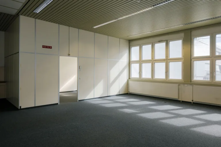 Leerstehender Büroraum im Vitus-Areal Winterthur mit grossen Fenstern und hellem Tageslicht.